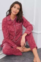 Fialové flanelové dámske pyžamo so zapínaním na gombíky
