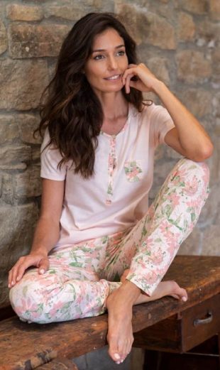 Luxusné dámske pyžamo s kvetinovým motívom