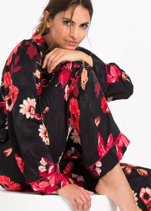 Čierne dámske pyžamo s kvetinovou potlačou